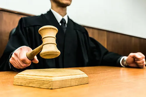 裁判は大変そう